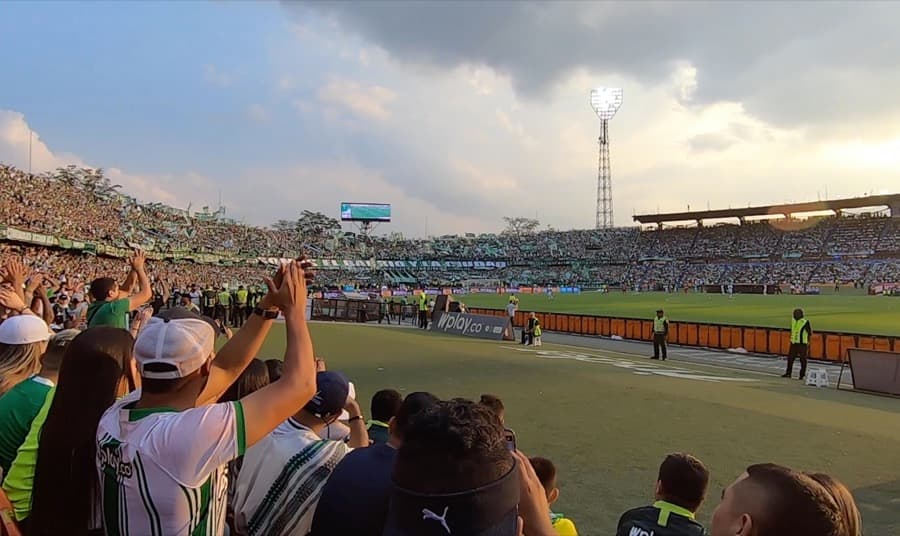 Atrakcje Kolumbii - mecz piłki nożnej w Medellin